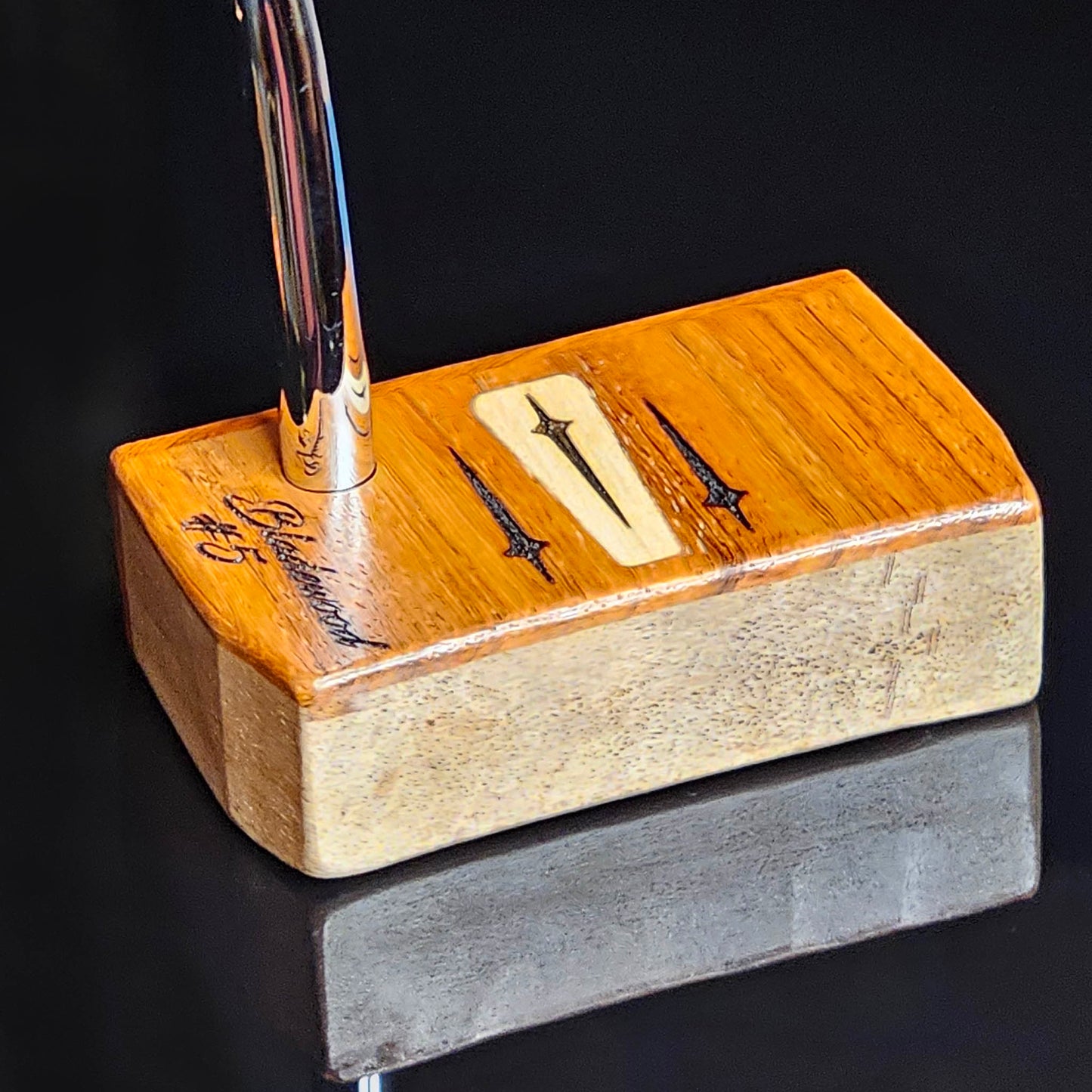 Bloodwood top and faceplate putter with Mahogany body.  Inlay design