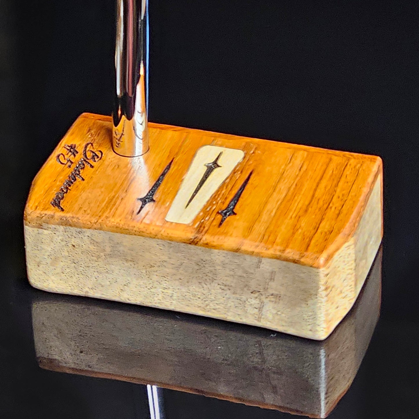 Bloodwood top and faceplate putter with Mahogany body.  Inlay design