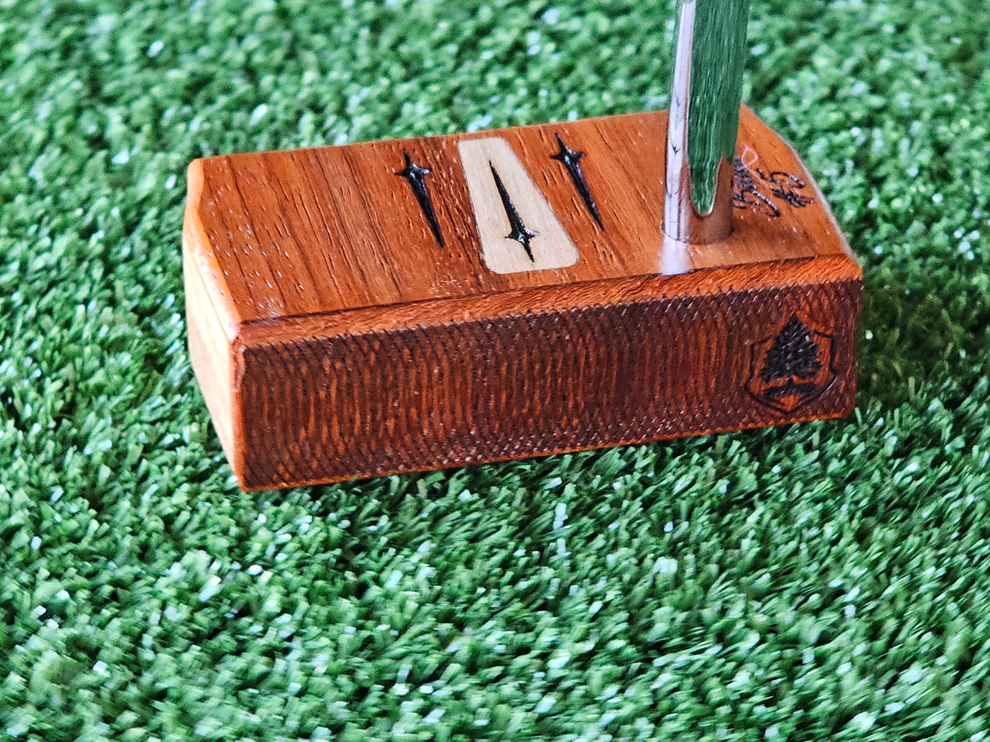 Bloodwood top and faceplate putter with Mahogany body.  Inlay design