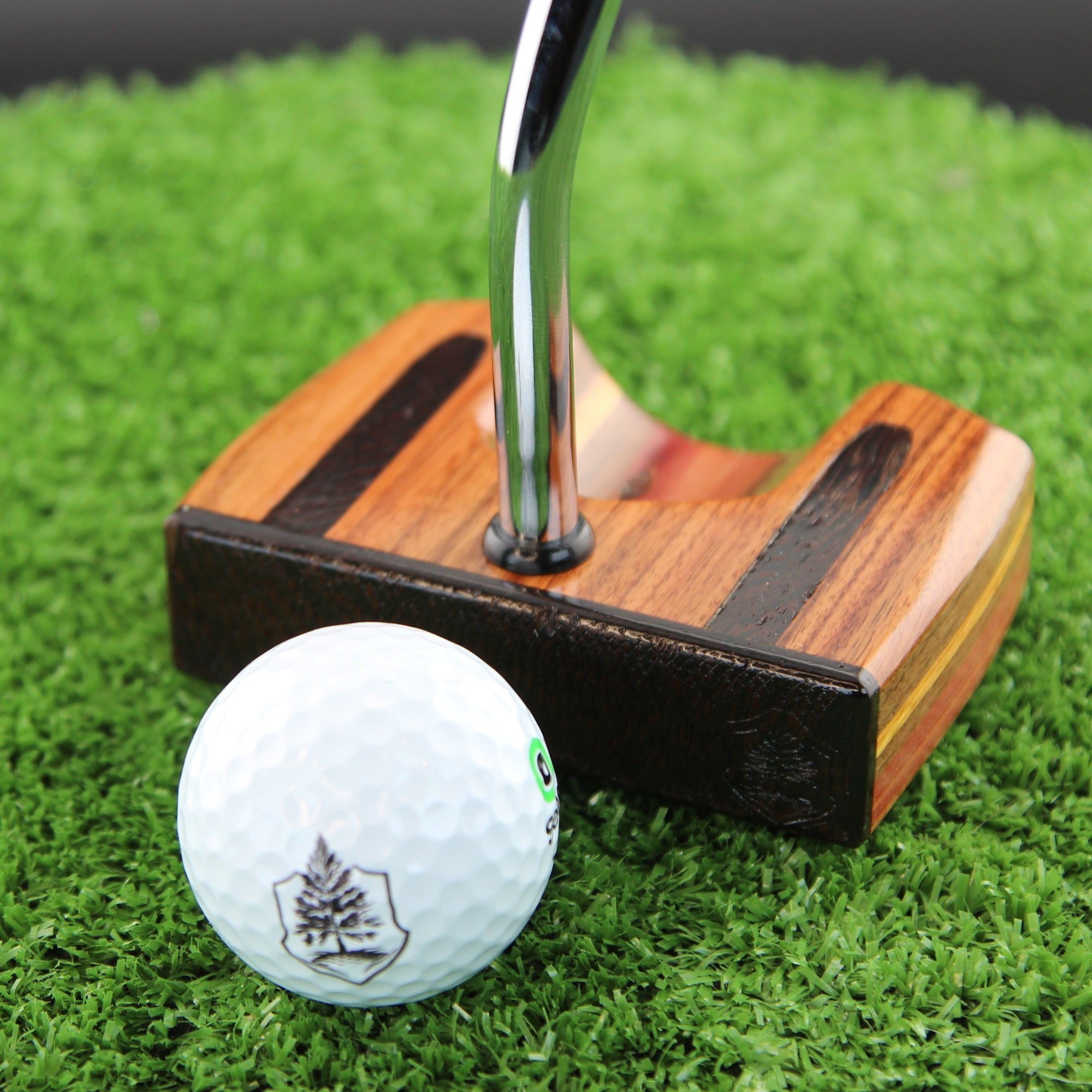 TimberTouch Tuxedo blade wood putter with Tigerwood, Rosewood and Walnut center shaft zero torque – face view with golf ball